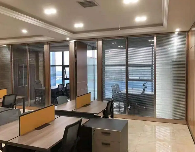 Advantages of glass partition of office furniture
